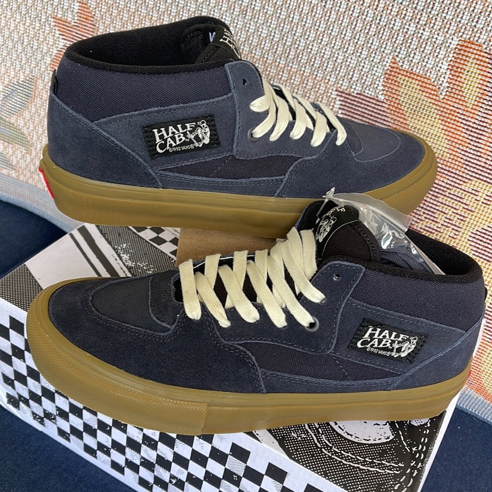 Vans Men’s Skate Half Cab
Navy/Gum
VN0A5FCDNGM
Sneakers - Picture 12 of 16